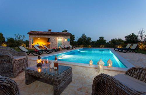 Mediterrane Steinvilla mit beheiztem Privatpool, aromatischen Mittelmeerpflanzen - Foto 39