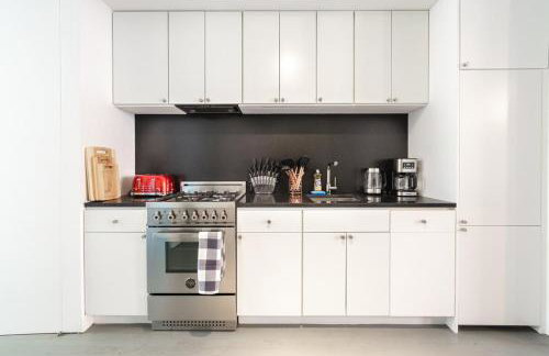E10-2 Designer East Village Townhouse 1BR W D - Foto 21