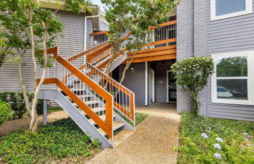 Serene SoCo Escape, Walk to Cafes and Free Parking - Photo 49