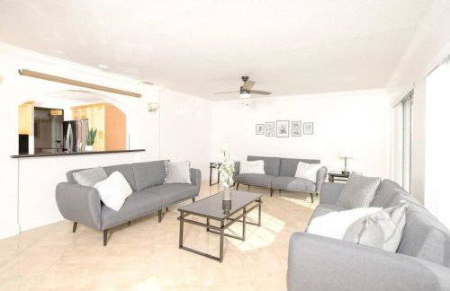 Stunning Lake-Front Villa with Pool & Spa - Foto 29