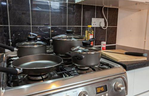 Fabulous Stay - 4 Bedroom House, sleeps 9, ideal for Business and Contractors, Free parking - Foto 11