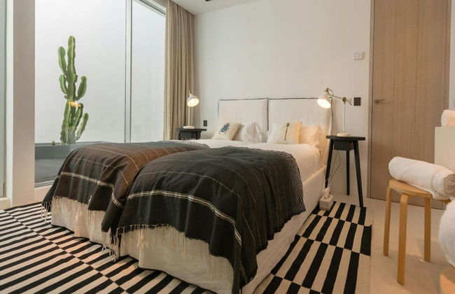 Stunning Villa With Modern Appliances - Photo 5