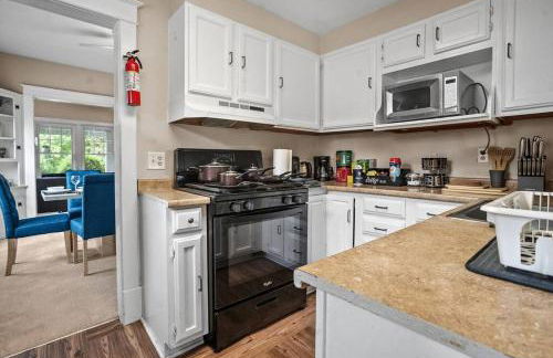 Entire Spacious Home Near DC - Photo 18