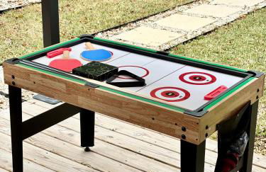 Luxe Retreat, Modern Gem with Private Backyard Oasis - Foto 48