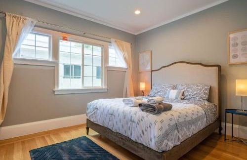 Oak Manor - Chic & Stylish 2BR Apartment Retreat - Photo 3