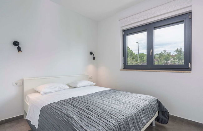 Villa in Novigrad With Private Pool and Beach - Photo 6