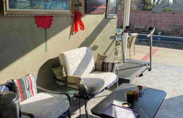 Pool Front Romantic Getaway withPrivate Entry - Foto 9