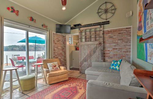 Lakeside Pleasure Island Cabin with Deck and Gas Grill - Foto 8