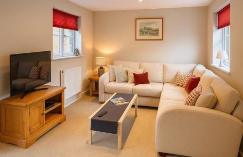 Elegant 2BD Townhouse in Thirsk: Cozy & Stylish - Photo 1