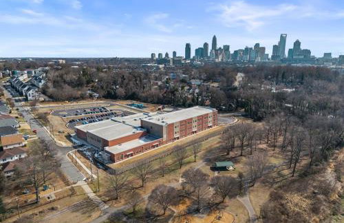 2BR Home with Fenced Backyard, Minutes to Uptown - Foto 5