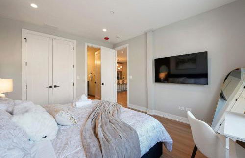Modern Condo by Med District with Parking & Laundry - Foto 25
