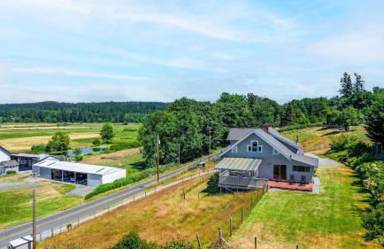 Private Beach Access + Water Views! Sleeps 18, Historic 6bdr Farmhouse w/ Deck - Foto 66