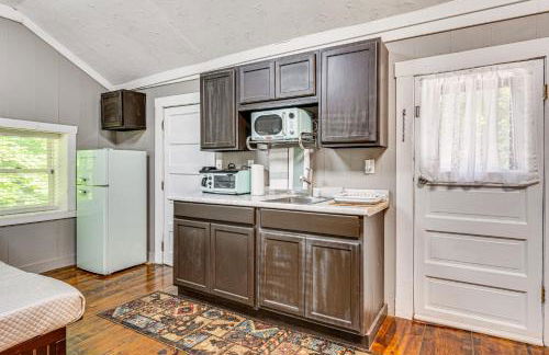 Hot Tub and Deck Cabin Hideaway in Brown County - Foto 10