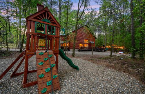 Hickory Bear - Cabin surrounded by pines, Sleeps 10, Hot Tub, Fire Pit, Arcade, Foosball Table & Deck Slide - Photo 58