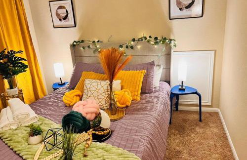 Spacious 4BR Home w Game Room Office Backyard - Foto 8