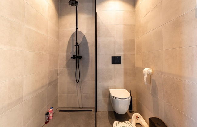 Cozy Villa With Lakeside Views - Photo 23