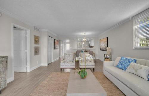 Luxury - 2BR 2BA - Balcony - Right Across From the Beach - Foto 6