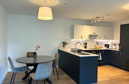 Luxury 2 Bedroom with Gym, Workspace, Balcony, Free Parking and 3 mins walk to train station - Foto 18