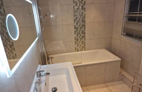 NightRest Homes Smart TV In Each Room - Parking - Hemel Hempstead - Foto 29