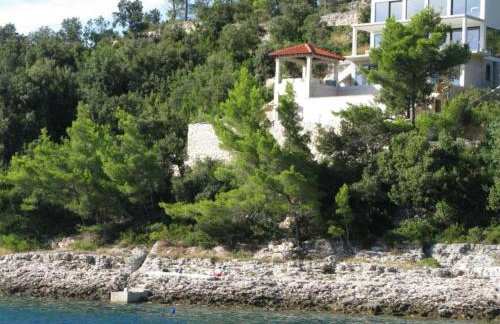 Beachfront Luxury Villa with Private Pool & Stunning Sea Views - Photo 27