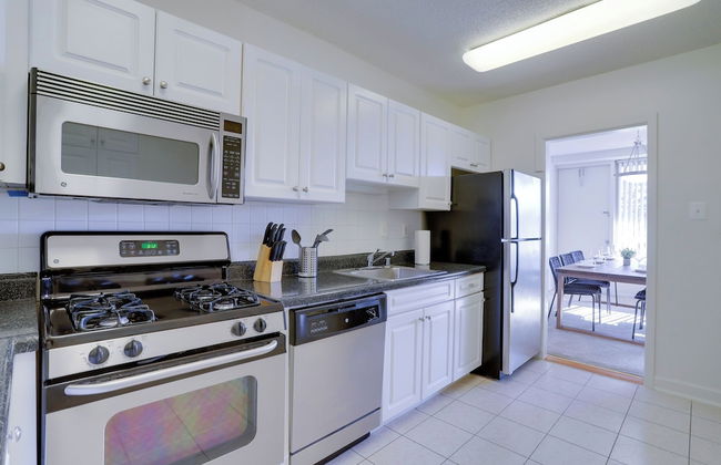 Spacious 2BR Apartment in Crystal City - Photo 11