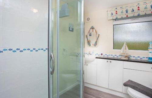 Sunnydaze-detached chalet with 2 bedrooms and 2 bathrooms and private parking outside door - Foto 14