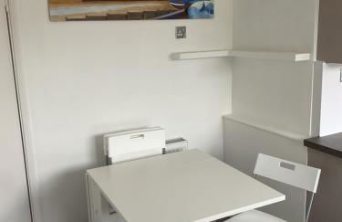 Large 2-bedroom maisonette with free parking - Foto 4