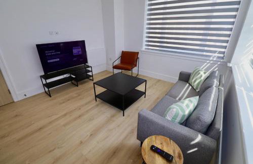 Chertsey Modern 2-Bed Flat with Ensuite, Parking & Ultra-Fast WiFi - Foto 8