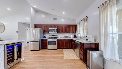 Beautiful home, centrally located to Parks with Pool - Foto 3