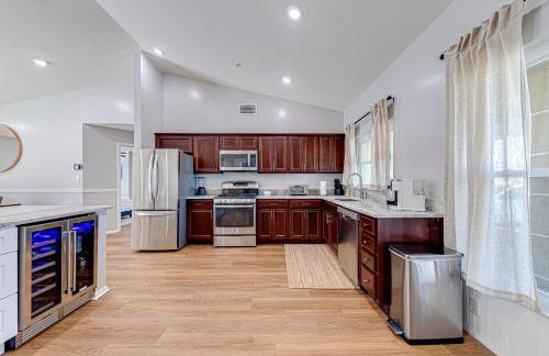 Beautiful home, centrally located to Parks with Pool - Foto 3