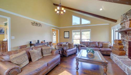 Spacious Arkansas Abode with Balcony and Fire Pit! - Foto 5