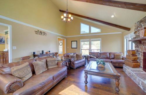 Spacious Arkansas Abode with Balcony and Fire Pit! - Foto 5