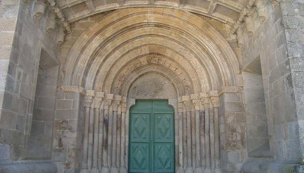 Tour privado por el monasterio de Santa María de Pombeiro - Foto 5, Puerta occidental del monasterio