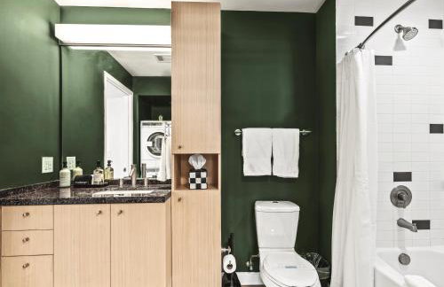 Downtown Dallas High Rise with Free Parking, Gym, Pool, City Views - Foto 9