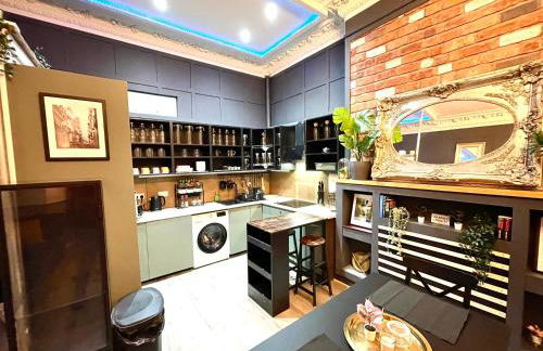 AdeamStays provides Beautiful centrally located 1 and 2 bed apartments on Liverpools Boulevard - Foto 34