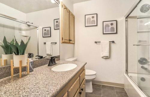 3BR with Patio and Fire pit near Hiking & Downtown - Foto 32