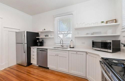 Old Mission Manor - Chic 2br 1ba Apartment - Sleeps 6 - Pool Table - 15 Min Walk to Downtown - Foto 10