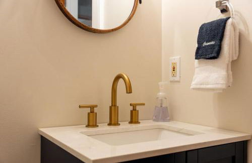 Stunning 4BR Retreat, Deck, Ping Pong, Near Marina - Foto 40