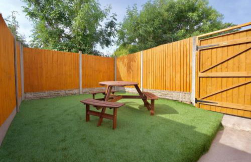 Hastings Manor - Free Netflix, Parking, WiFi & Private Garden - Foto 25