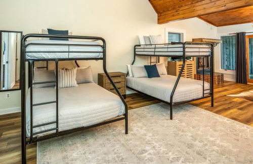 Stunning 4BR Retreat, Deck, Ping Pong, Near Marina - Foto 32