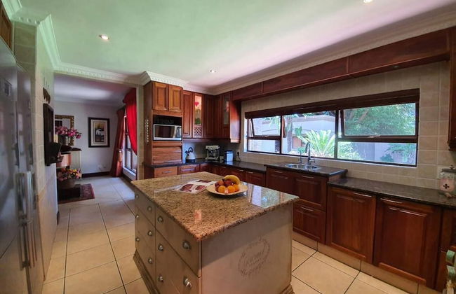 Or Tambo Airport Holiday Home - Photo 19