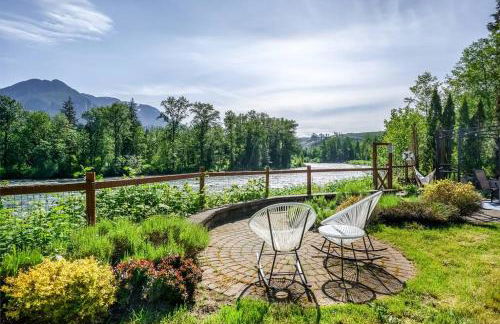 Riverfront Paradise w/ Hot Tub--Little River House - Foto 1