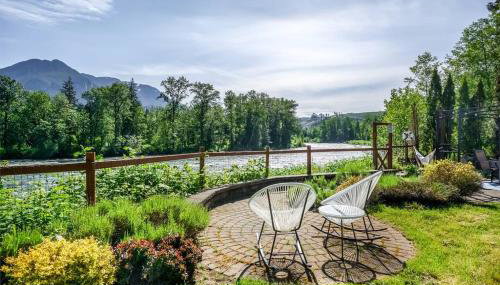 Riverfront Paradise w/ Hot Tub--Little River House - Foto 1