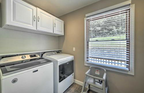 Lakefront Rest-Ashored Home with Private Dock! - Foto 25