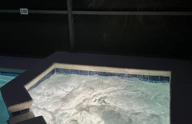 Sunny lake view villa with pool spa - close to attractions - Foto 3