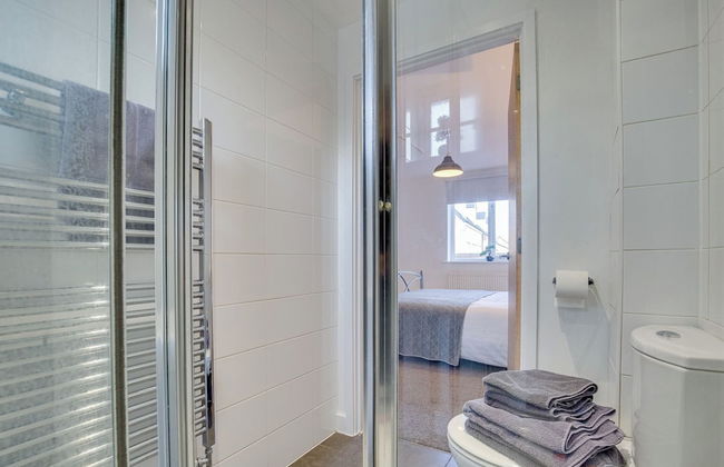 Quaint 1 Bedroom 1st Floor Flat - Photo 21