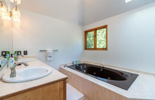 Spacious 3BR Redmond Home with Fireplace & BBQ - Foto 8