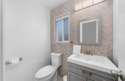 Modern Urban Escape Rooftop & Walkable Fun - Foto 18