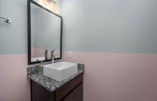 Chic & Cozy 1BR Apt with Free Parking & King Bed - Foto 12