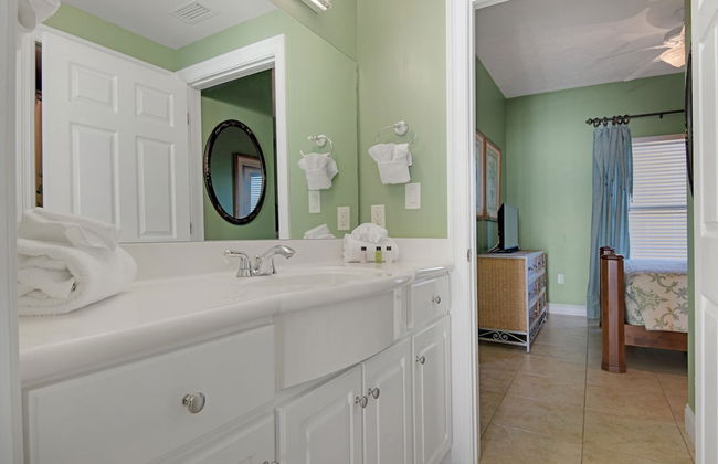 Tropical High-Rise Condo with Beachside Pool Access and Free Poolside WiFi - Unit 2004 by RedAwning - Foto 17